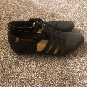 El Naturalista Women’s Black Leather Sandals Size 41 Hook and Loop Strap.
